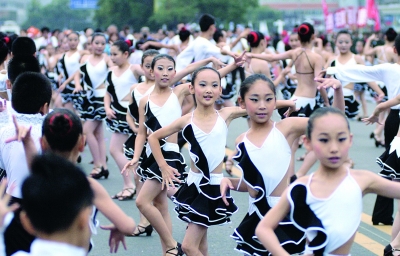 小学生拉丁舞表演 首席记者 马军 摄