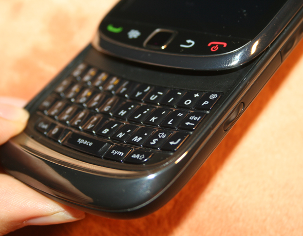 黑莓首款触控滑盖全键盘手机9800评测
