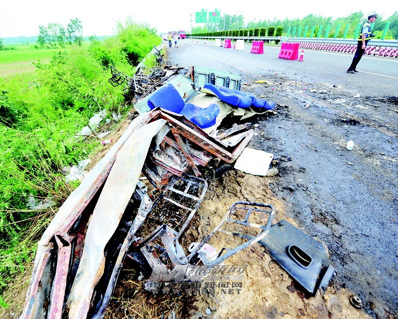 湖北随岳高速发生特大车祸 23人亡(组图)