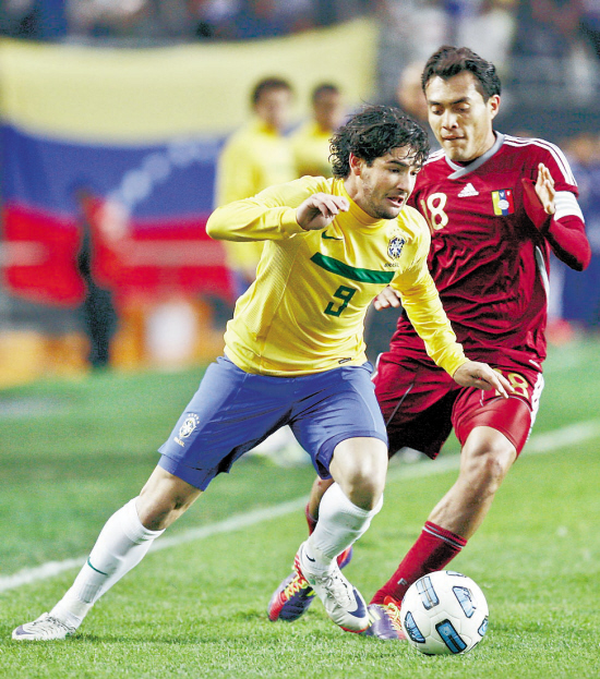 巴西队9号球员帕托(左)和委内瑞拉队18号球员