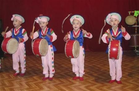 新义州一所幼儿园内,孩子们为游客表演传统舞蹈.