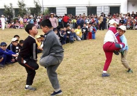 平壤,小学生参加体育活动.