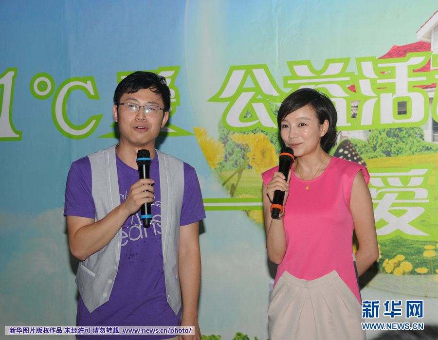 "中国气象频道美丽女主播王蓝一问台下的同学们,台下热烈反应,同学们