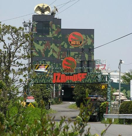 住店先扮成迅猛龙