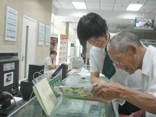 南区木榍园邮局"养老券优先窗口"受欢迎(图)