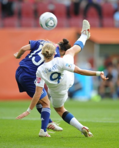 图文-女足世界杯英格兰VS日本 怀特比赛中倒钩