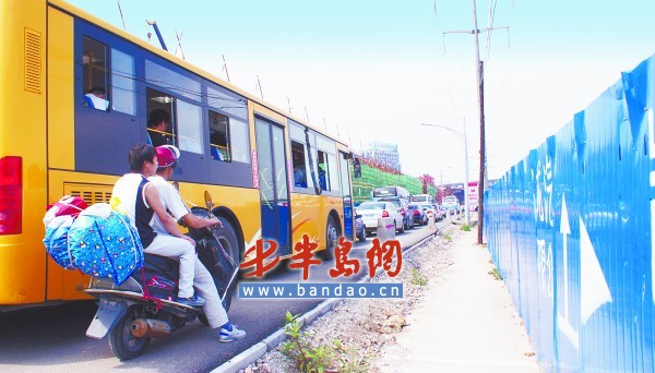 记者探访过程中，重庆路立交桥下大堵车。