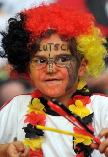 图文-女足世界杯法国VS德国 德国小球迷在场边
