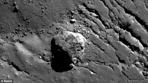 nasa拍到月球第谷环形山火山口旁现神秘影子