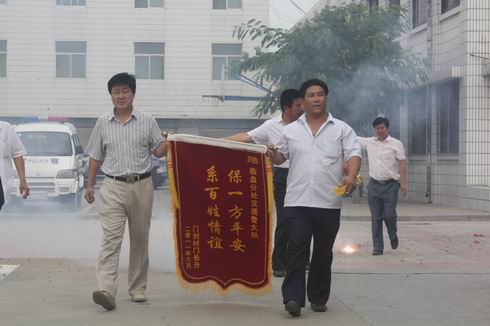 原来,这是临邑县临盘镇门刘村村民门长升一家人感谢分局110民警将其