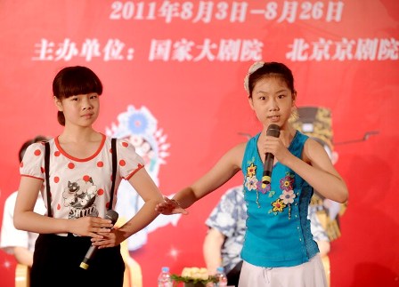 第一届夏令营优秀小营员代表马阳艺、刘烁宇