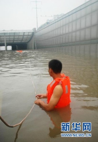 江苏扬州暴雨瘦西湖漂上街(组图)