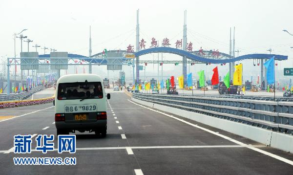 青岛胶州湾大桥收费站工作人员(6月30日摄).