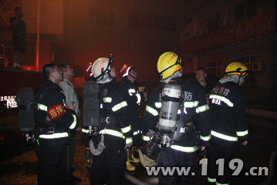 吉林白山友谊宾馆起火23人被困 消防灭火救人