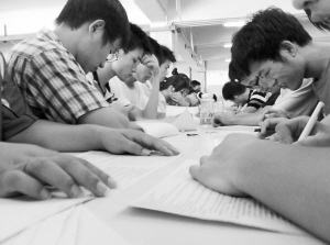 140名学生签订劳动合同进厂(图)