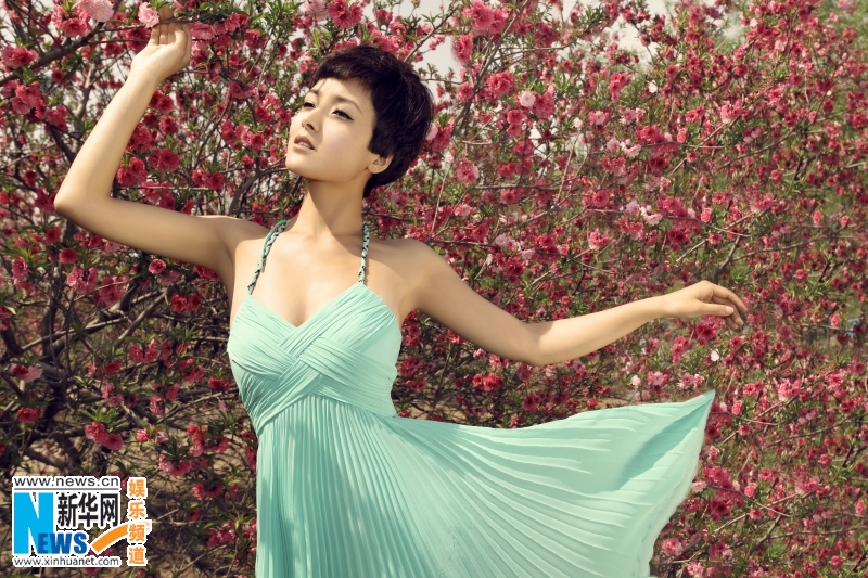 黄曼阳光花海写真出炉 展成熟小女人独特魅力(组图)