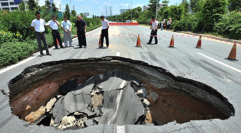 深圳道路塌陷出现面积近20平方米大坑(组图)