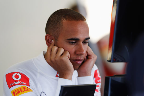 订房:F1英国站第二场练习赛汉密尔顿捂图文KTV耳朵图广告搞笑图片