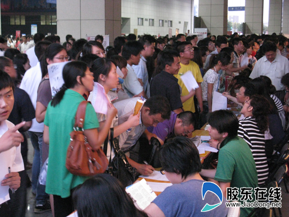 万人来逛人才夜市 现场拥挤求职者满头大汗(组图)