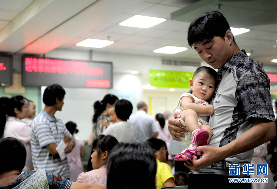 北京儿童医院日门诊量超八千(组图)
