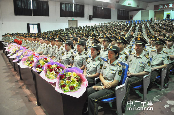 武警广州边防指挥学校举行2011届毕业典礼(组图)