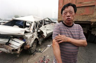 青岛发生重大车祸14车连撞 自卸顶轿车狂奔(图)