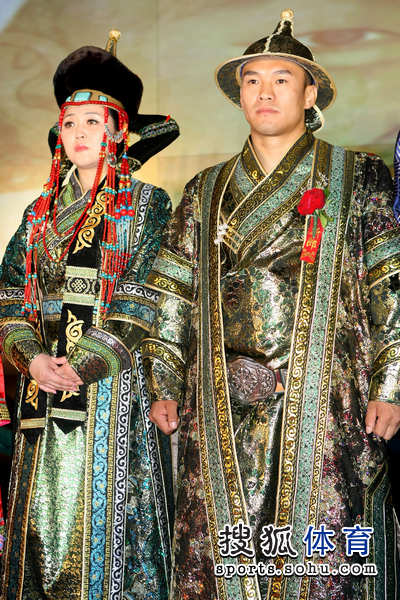 组图:搏击名将张铁泉大婚 蒙古族服饰更显霸气