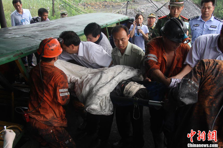 广西合山矿难两矿工被埋188小时获救(高清组图