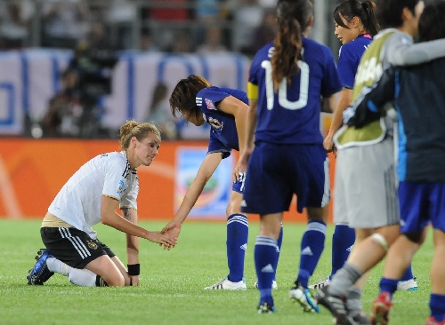 图文:女足世界杯日本1-0德国 日本队安慰对手
