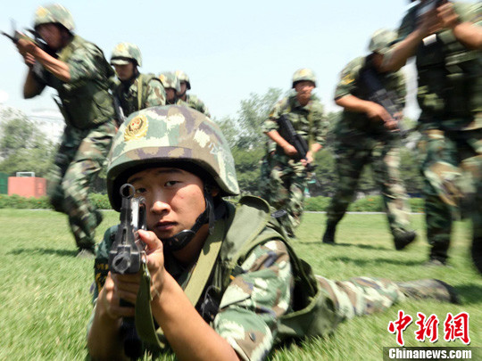 武警边防部队乌鲁木齐指挥学校的学员们正在进行搜捕队形训练.