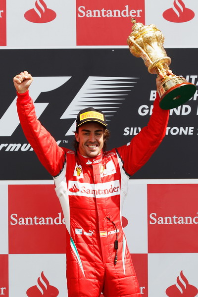 图文:f1英国大奖赛正赛 阿隆索举起奖杯