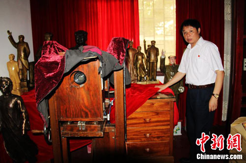 图片版权归原作者所有 傅伯瑜展示曾在西柏坡为中共领导人拍过照的相机。 中新网发-图片版权归原作者所有