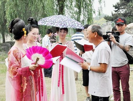 《凰图腾》白冰郑爽高温拍戏 花容失色险中暑