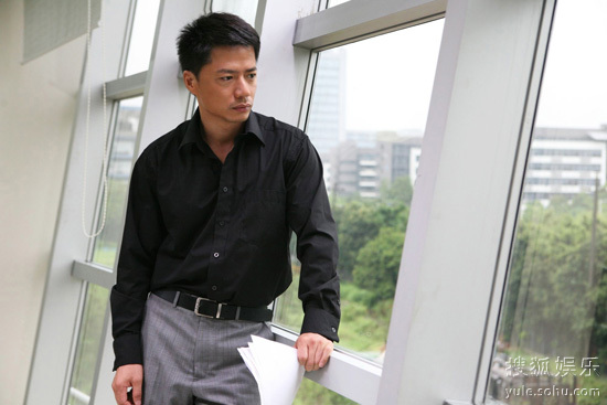 《大时代》中,段奕宏颠覆自己,饰演了外表木讷而心怀理想的it天才陈顶
