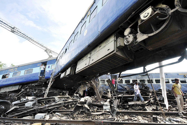 印度火车脱轨事故 逾两百人死伤[图]