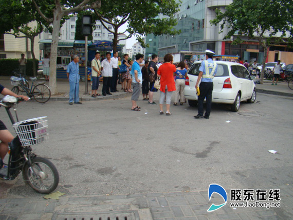 开车卖水果摆摊图摆摊卖桃木工艺品开车卖水果