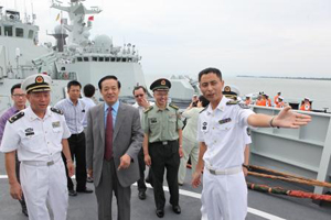 中国人民解放军海军南海舰队蒋伟烈司令员以中国军队领导人代表身份