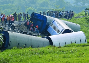 印度两辆火车脱轨至少80死350伤 辛格压力倍
