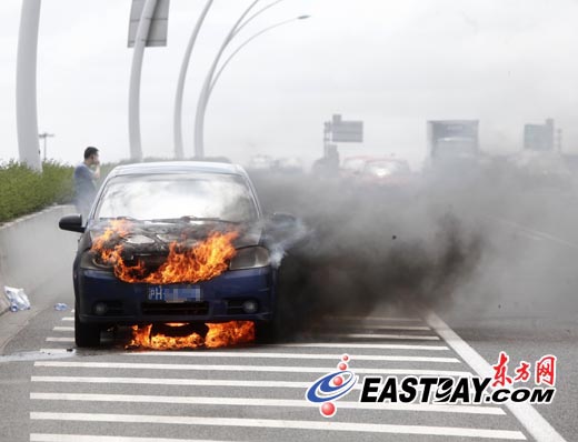 上海中环线广粤路下匝道 一轿车自燃起火