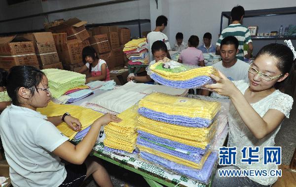 学生暑假忙打工 厂家义卖献爱心(组图)