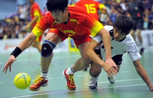 手球锦标赛:中国队胜中华台北队7月12日,中国队球员赵晨(左)与中华