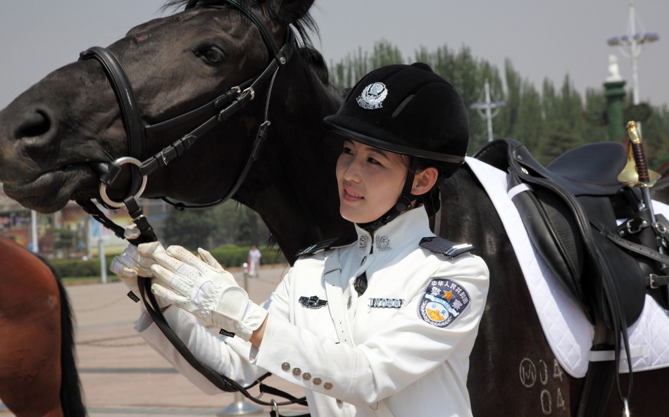 内蒙古首支女子骑警队亮相(组图)