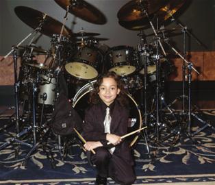 7岁男童获称世界最年轻专业鼓手(图)