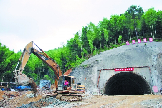 日前,省道203线南埕至雷峰段深海格隧道顺利贯通.