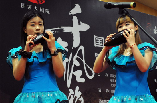中国著名陶笛演奏家周子雷在介绍陶笛的艺术特