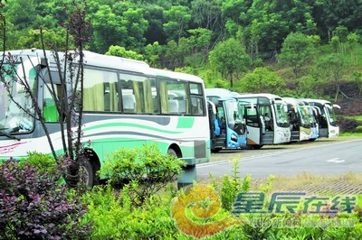 图为岳麓山南大门禁停后,天马景区停车场成为旅游大巴的停放地.