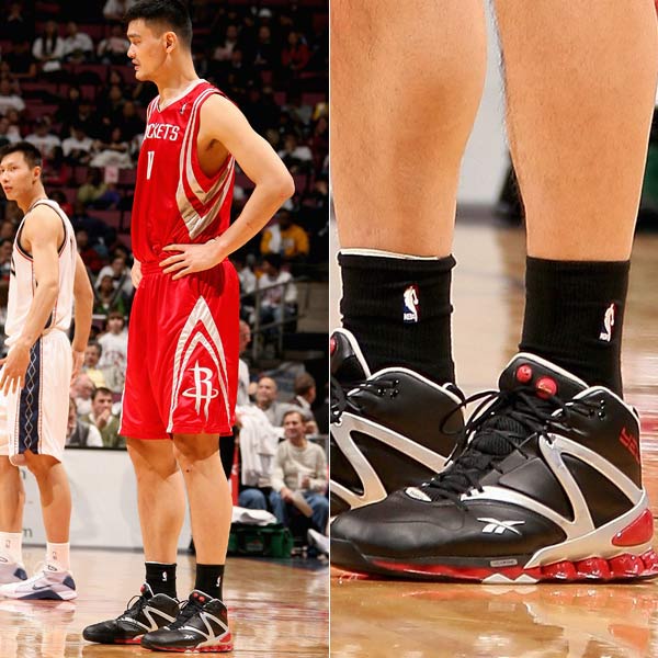 姚明在2003年之前代言nike,主要穿着shox系列的篮球鞋,虽然没有个人的