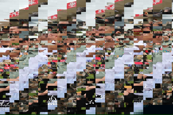 澳门特区政府社会文化司司长张裕(右二),驻澳门部队司令员祝庆生大校