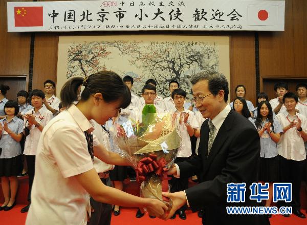 7月14日,在东京的中国驻日本大使馆,中国驻日大使程永华(右)接受日本