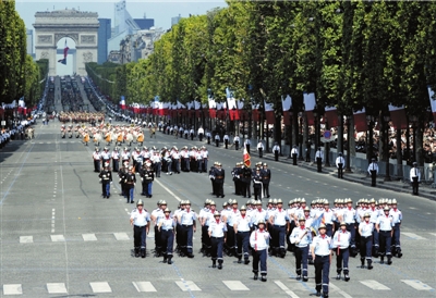 7月14日,法国消防员在国庆阅兵式上接受检阅.